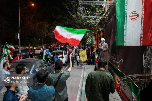 حضور حجت الاسلام قمی در تجمع شبانه مقابل دانشگاه شریف