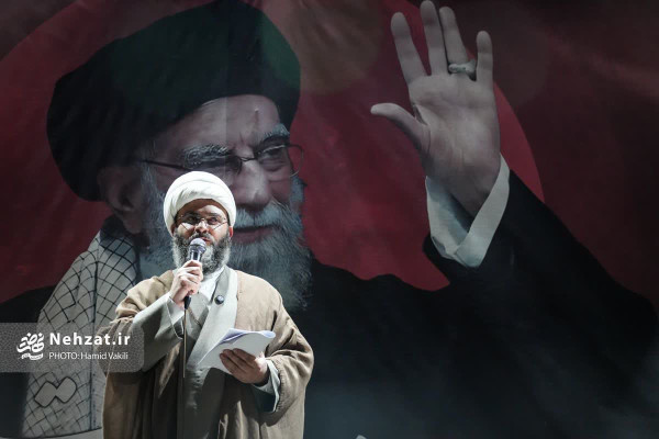 حضور حجت الاسلام قمی در تجمع شبانه مقابل دانشگاه شریف