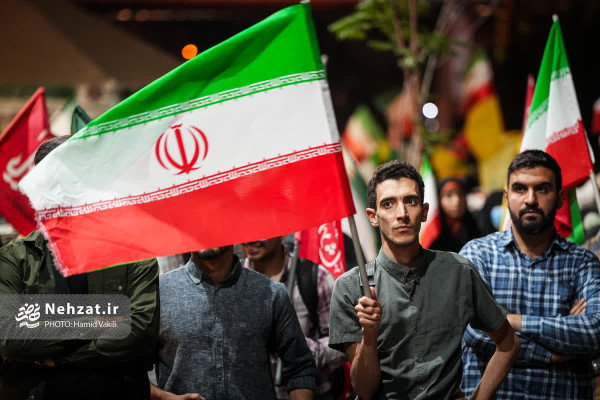 حضور حجت الاسلام قمی در تجمع شبانه مقابل دانشگاه شریف