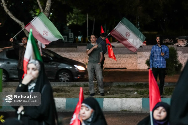 حضور حجت الاسلام قمی در تجمع شبانه مقابل دانشگاه شریف