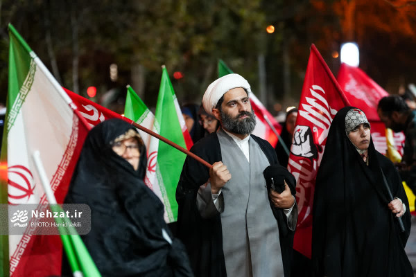 حضور حجت الاسلام قمی در تجمع شبانه مقابل دانشگاه شریف
