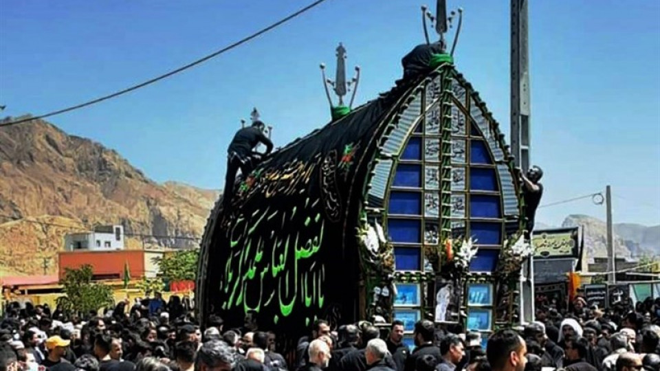 مراسم نخل‌گردانی روز عاشورای حسینی هیئت عزاداران باغزندان در شهر شاهرود برگزار شد.