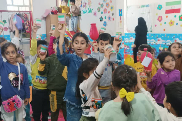 ؛کودکان بدره ای قلک های خود را به کودکان غزه و لبنان اهداء کردند