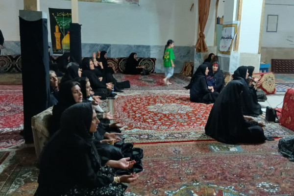 حضور گسترده بانوان در شب هشتم محرم در  مساجد شهرستان دره شهر
