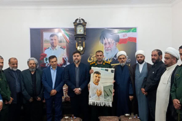 دیدار مسئولان کارون با خانواده شهید مرزبان «صالح مقدم»