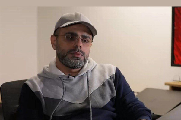 چرا مشت گره‌کرده رهبر شهید دیوارنگاره شد؟